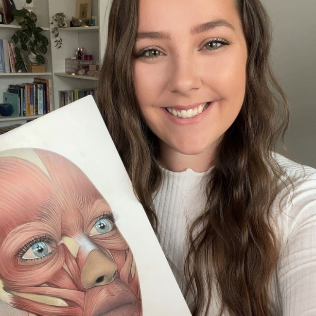 Opažaš, da na obrazu ni več sijaja in se pojavljajo znaki staranja (767 x 767 px) (1)